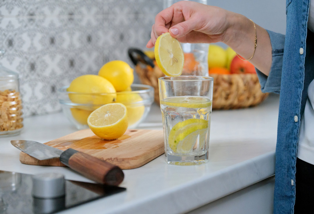 5-benefits-of-drinking-warm-lemon-water-in-the-mornings-altrua